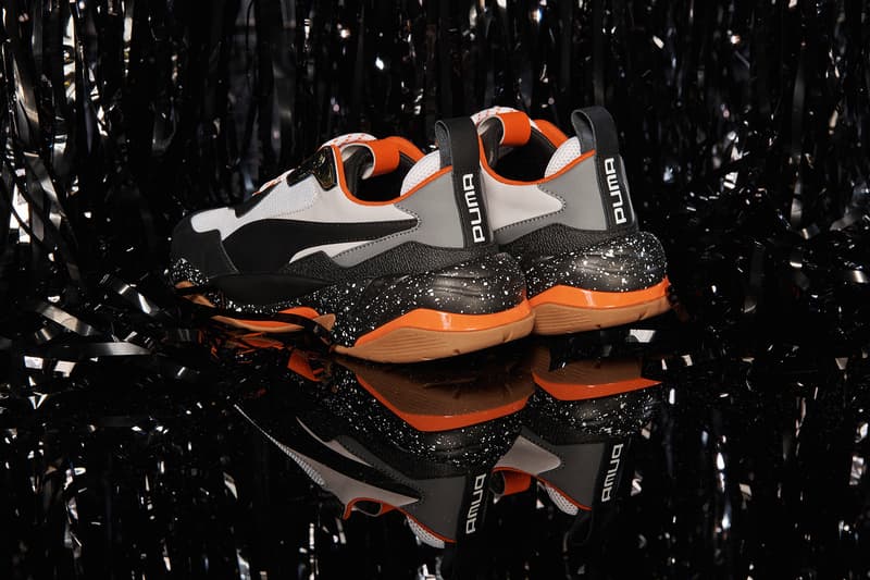 PUMA 期待の一足 Thunder Electric の最新作が今月末にリリース決定 現代ストリートのゲームチェンジャーとなりうる〈PUMA〉の意欲作がまもなく市場へ SUEDEやCLYDEなど、クラシカルなシルエットがストリートで根強い人気を誇る〈PUMA(プーマ)〉だが、今年1月にビジュアルがリークしたThunderは、昨今のスニーカーゲームのパワーバランスを変えるほどヘッズたちから熱視線を集めている。そのThunderファミリーよりニューモデル、Thunder Electricの発売が正式に決定。ヌバックレザーとメッシュ素材を使用し、インパクトのあるカラーリングとクロームのフラッシュで稲妻の電撃的な力を表現した本作は、〈PUMA〉の歴史を構築する様々なコラボレーションやシルエットへのオマージュであり、90年代の衝撃吸収テクノロジーであるセルシステムを採用したランニングシューズと、〈PUMA McQ〉にインスピレーションを受けている。分厚いソールが生み出す重厚感と斬新な配色は、現代のトレンド内で圧倒的な存在感を放つに違いない。 Thunder Electricは、6月21日(木)より〈PUMA〉のオンラインストアと『PUMA STORE』および同ブランドの一部取扱店舗にて、14,800円(税抜)で発売。 あわせて、〈PUMA〉と〈Diamond Supply Co.(ダイヤモンド サプライ)〉の2018年春夏コレクション第2弾もお見逃しなく。