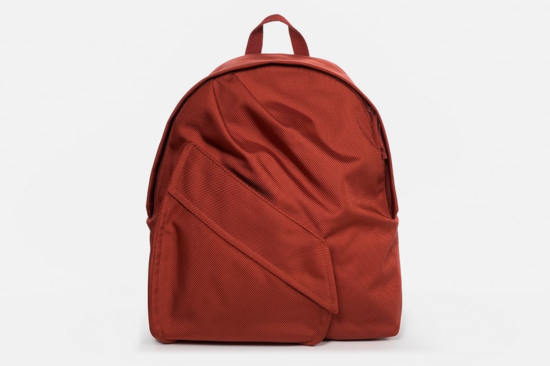 Raf Simons x Eastpak 2018年秋冬コレクションのオフィシャル画像が到着 ベルギーが産んだ天才デザイナーが王道のシルエットを服飾的に解釈 〈Raf Simons（ラフ シモンズ）〉の2018年秋冬コレクションは、若者の薬物中毒を実話ベースのストーリーで展開する1981年公開の独映画『クリスチーネ・F ~麻薬と売春の日々~』を題材にしたものだった。ベルギーが産んだ天才は、本コレクションを通してドラッグ中毒へ対する警告のメッセージを発信するべく、一部のアパレルにあえて“LSD”や“XTC”といった過激な英字を施している。  その一方で、シーズンの目玉とも言える〈Eastpak（イーストパック）〉とのコラボコレクションを単体で切り取ると、中世のオートクチュールとアーバンサブカルチャーを着想元に、素材は60年代のトレンチコート生地を再現。新たなダブルネームの内、RS Classicは通常のバックパックシルエットにプリーツを加え、フロントにはフラップを斜めにポケットを配置。また、RS Femaleはマントのようなフラップからモードな印象が漂い、RS Organized Slingは縛ったベルトとフラップのボタン、そして側部にある小さな2連ポケットにより、クラシカルなフォルムが現代的かつモードに昇華されている。  〈Raf Simons〉x〈Eastpak〉の2018年秋冬コレクションは、8月1日（水）より随時取扱店舗にデリバリーされる予定。あわせて、ストリートとプリントもの一辺倒の現代シーンに待ったをかけた〈Raf Simons〉の最新ランウェイもチェックしてみてはいかがだろうか。