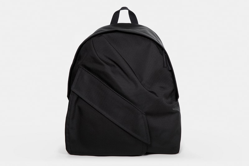 Raf Simons x Eastpak 2018年秋冬コレクションのオフィシャル画像が到着 ベルギーが産んだ天才デザイナーが王道のシルエットを服飾的に解釈 〈Raf Simons（ラフ シモンズ）〉の2018年秋冬コレクションは、若者の薬物中毒を実話ベースのストーリーで展開する1981年公開の独映画『クリスチーネ・F ~麻薬と売春の日々~』を題材にしたものだった。ベルギーが産んだ天才は、本コレクションを通してドラッグ中毒へ対する警告のメッセージを発信するべく、一部のアパレルにあえて“LSD”や“XTC”といった過激な英字を施している。  その一方で、シーズンの目玉とも言える〈Eastpak（イーストパック）〉とのコラボコレクションを単体で切り取ると、中世のオートクチュールとアーバンサブカルチャーを着想元に、素材は60年代のトレンチコート生地を再現。新たなダブルネームの内、RS Classicは通常のバックパックシルエットにプリーツを加え、フロントにはフラップを斜めにポケットを配置。また、RS Femaleはマントのようなフラップからモードな印象が漂い、RS Organized Slingは縛ったベルトとフラップのボタン、そして側部にある小さな2連ポケットにより、クラシカルなフォルムが現代的かつモードに昇華されている。  〈Raf Simons〉x〈Eastpak〉の2018年秋冬コレクションは、8月1日（水）より随時取扱店舗にデリバリーされる予定。あわせて、ストリートとプリントもの一辺倒の現代シーンに待ったをかけた〈Raf Simons〉の最新ランウェイもチェックしてみてはいかがだろうか。