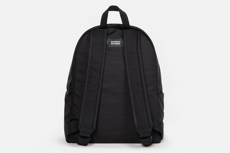 Raf Simons x Eastpak 2018年秋冬コレクションのオフィシャル画像が到着 ベルギーが産んだ天才デザイナーが王道のシルエットを服飾的に解釈 〈Raf Simons（ラフ シモンズ）〉の2018年秋冬コレクションは、若者の薬物中毒を実話ベースのストーリーで展開する1981年公開の独映画『クリスチーネ・F ~麻薬と売春の日々~』を題材にしたものだった。ベルギーが産んだ天才は、本コレクションを通してドラッグ中毒へ対する警告のメッセージを発信するべく、一部のアパレルにあえて“LSD”や“XTC”といった過激な英字を施している。  その一方で、シーズンの目玉とも言える〈Eastpak（イーストパック）〉とのコラボコレクションを単体で切り取ると、中世のオートクチュールとアーバンサブカルチャーを着想元に、素材は60年代のトレンチコート生地を再現。新たなダブルネームの内、RS Classicは通常のバックパックシルエットにプリーツを加え、フロントにはフラップを斜めにポケットを配置。また、RS Femaleはマントのようなフラップからモードな印象が漂い、RS Organized Slingは縛ったベルトとフラップのボタン、そして側部にある小さな2連ポケットにより、クラシカルなフォルムが現代的かつモードに昇華されている。  〈Raf Simons〉x〈Eastpak〉の2018年秋冬コレクションは、8月1日（水）より随時取扱店舗にデリバリーされる予定。あわせて、ストリートとプリントもの一辺倒の現代シーンに待ったをかけた〈Raf Simons〉の最新ランウェイもチェックしてみてはいかがだろうか。
