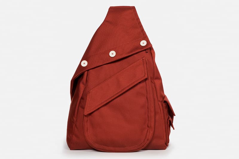 Raf Simons x Eastpak 2018年秋冬コレクションのオフィシャル画像が到着 ベルギーが産んだ天才デザイナーが王道のシルエットを服飾的に解釈 〈Raf Simons(ラフ シモンズ)〉の2018年秋冬コレクションは、若者の薬物中毒を実話ベースのストーリーで展開する1981年公開の独映画『クリスチーネ・F ~麻薬と売春の日々~』を題材にしたものだった。ベルギーが産んだ天才は、本コレクションを通してドラッグ中毒へ対する警告のメッセージを発信するべく、一部のアパレルにあえて“LSD”や“XTC”といった過激な英字を施している。 その一方で、シーズンの目玉とも言える〈Eastpak(イーストパック)〉とのコラボコレクションを単体で切り取ると、中世のオートクチュールとアーバンサブカルチャーを着想元に、素材は60年代のトレンチコート生地を再現。新たなダブルネームの内、RS Classicは通常のバックパックシルエットにプリーツを加え、フロントにはフラップを斜めにポケットを配置。また、RS Femaleはマントのようなフラップからモードな印象が漂い、RS Organized Slingは縛ったベルトとフラップのボタン、そして側部にある小さな2連ポケットにより、クラシカルなフォルムが現代的かつモードに昇華されている。 〈Raf Simons〉x〈Eastpak〉の2018年秋冬コレクションは、8月1日(水)より随時取扱店舗にデリバリーされる予定。あわせて、ストリートとプリントもの一辺倒の現代シーンに待ったをかけた〈Raf Simons〉の最新ランウェイもチェックしてみてはいかがだろうか。