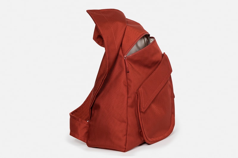 Raf Simons x Eastpak 2018年秋冬コレクションのオフィシャル画像が到着 ベルギーが産んだ天才デザイナーが王道のシルエットを服飾的に解釈 〈Raf Simons（ラフ シモンズ）〉の2018年秋冬コレクションは、若者の薬物中毒を実話ベースのストーリーで展開する1981年公開の独映画『クリスチーネ・F ~麻薬と売春の日々~』を題材にしたものだった。ベルギーが産んだ天才は、本コレクションを通してドラッグ中毒へ対する警告のメッセージを発信するべく、一部のアパレルにあえて“LSD”や“XTC”といった過激な英字を施している。  その一方で、シーズンの目玉とも言える〈Eastpak（イーストパック）〉とのコラボコレクションを単体で切り取ると、中世のオートクチュールとアーバンサブカルチャーを着想元に、素材は60年代のトレンチコート生地を再現。新たなダブルネームの内、RS Classicは通常のバックパックシルエットにプリーツを加え、フロントにはフラップを斜めにポケットを配置。また、RS Femaleはマントのようなフラップからモードな印象が漂い、RS Organized Slingは縛ったベルトとフラップのボタン、そして側部にある小さな2連ポケットにより、クラシカルなフォルムが現代的かつモードに昇華されている。  〈Raf Simons〉x〈Eastpak〉の2018年秋冬コレクションは、8月1日（水）より随時取扱店舗にデリバリーされる予定。あわせて、ストリートとプリントもの一辺倒の現代シーンに待ったをかけた〈Raf Simons〉の最新ランウェイもチェックしてみてはいかがだろうか。