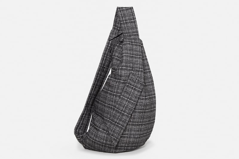 Raf Simons x Eastpak 2018年秋冬コレクションのオフィシャル画像が到着 ベルギーが産んだ天才デザイナーが王道のシルエットを服飾的に解釈 〈Raf Simons（ラフ シモンズ）〉の2018年秋冬コレクションは、若者の薬物中毒を実話ベースのストーリーで展開する1981年公開の独映画『クリスチーネ・F ~麻薬と売春の日々~』を題材にしたものだった。ベルギーが産んだ天才は、本コレクションを通してドラッグ中毒へ対する警告のメッセージを発信するべく、一部のアパレルにあえて“LSD”や“XTC”といった過激な英字を施している。  その一方で、シーズンの目玉とも言える〈Eastpak（イーストパック）〉とのコラボコレクションを単体で切り取ると、中世のオートクチュールとアーバンサブカルチャーを着想元に、素材は60年代のトレンチコート生地を再現。新たなダブルネームの内、RS Classicは通常のバックパックシルエットにプリーツを加え、フロントにはフラップを斜めにポケットを配置。また、RS Femaleはマントのようなフラップからモードな印象が漂い、RS Organized Slingは縛ったベルトとフラップのボタン、そして側部にある小さな2連ポケットにより、クラシカルなフォルムが現代的かつモードに昇華されている。  〈Raf Simons〉x〈Eastpak〉の2018年秋冬コレクションは、8月1日（水）より随時取扱店舗にデリバリーされる予定。あわせて、ストリートとプリントもの一辺倒の現代シーンに待ったをかけた〈Raf Simons〉の最新ランウェイもチェックしてみてはいかがだろうか。