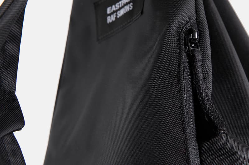 Raf Simons x Eastpak 2018年秋冬コレクションのオフィシャル画像が到着 ベルギーが産んだ天才デザイナーが王道のシルエットを服飾的に解釈 〈Raf Simons（ラフ シモンズ）〉の2018年秋冬コレクションは、若者の薬物中毒を実話ベースのストーリーで展開する1981年公開の独映画『クリスチーネ・F ~麻薬と売春の日々~』を題材にしたものだった。ベルギーが産んだ天才は、本コレクションを通してドラッグ中毒へ対する警告のメッセージを発信するべく、一部のアパレルにあえて“LSD”や“XTC”といった過激な英字を施している。  その一方で、シーズンの目玉とも言える〈Eastpak（イーストパック）〉とのコラボコレクションを単体で切り取ると、中世のオートクチュールとアーバンサブカルチャーを着想元に、素材は60年代のトレンチコート生地を再現。新たなダブルネームの内、RS Classicは通常のバックパックシルエットにプリーツを加え、フロントにはフラップを斜めにポケットを配置。また、RS Femaleはマントのようなフラップからモードな印象が漂い、RS Organized Slingは縛ったベルトとフラップのボタン、そして側部にある小さな2連ポケットにより、クラシカルなフォルムが現代的かつモードに昇華されている。  〈Raf Simons〉x〈Eastpak〉の2018年秋冬コレクションは、8月1日（水）より随時取扱店舗にデリバリーされる予定。あわせて、ストリートとプリントもの一辺倒の現代シーンに待ったをかけた〈Raf Simons〉の最新ランウェイもチェックしてみてはいかがだろうか。