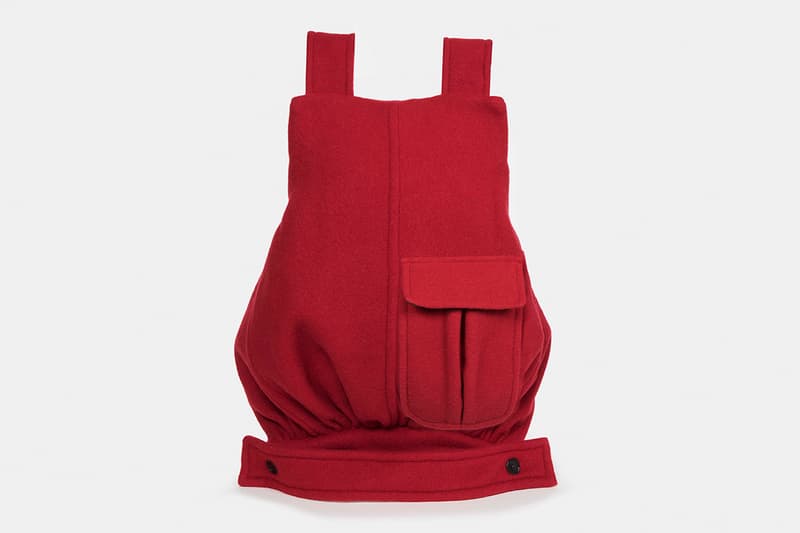 Raf Simons x Eastpak 2018年秋冬コレクションのオフィシャル画像が到着 ベルギーが産んだ天才デザイナーが王道のシルエットを服飾的に解釈 〈Raf Simons（ラフ シモンズ）〉の2018年秋冬コレクションは、若者の薬物中毒を実話ベースのストーリーで展開する1981年公開の独映画『クリスチーネ・F ~麻薬と売春の日々~』を題材にしたものだった。ベルギーが産んだ天才は、本コレクションを通してドラッグ中毒へ対する警告のメッセージを発信するべく、一部のアパレルにあえて“LSD”や“XTC”といった過激な英字を施している。  その一方で、シーズンの目玉とも言える〈Eastpak（イーストパック）〉とのコラボコレクションを単体で切り取ると、中世のオートクチュールとアーバンサブカルチャーを着想元に、素材は60年代のトレンチコート生地を再現。新たなダブルネームの内、RS Classicは通常のバックパックシルエットにプリーツを加え、フロントにはフラップを斜めにポケットを配置。また、RS Femaleはマントのようなフラップからモードな印象が漂い、RS Organized Slingは縛ったベルトとフラップのボタン、そして側部にある小さな2連ポケットにより、クラシカルなフォルムが現代的かつモードに昇華されている。  〈Raf Simons〉x〈Eastpak〉の2018年秋冬コレクションは、8月1日（水）より随時取扱店舗にデリバリーされる予定。あわせて、ストリートとプリントもの一辺倒の現代シーンに待ったをかけた〈Raf Simons〉の最新ランウェイもチェックしてみてはいかがだろうか。