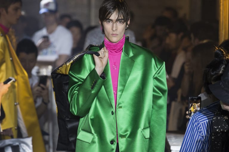 ファッション界に新たな波の到来を予感させる Raf Simons 2019年春夏コレクション
