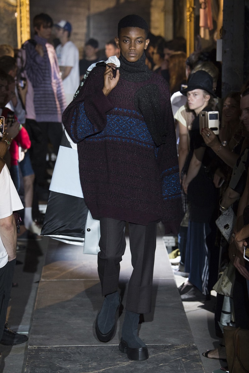 ファッション界に新たな波の到来を予感させる Raf Simons 2019年春夏コレクション ストリートとプリントもの一辺倒の現代シーンに天才デザイナーが待ったをかける Raf Simons（ラフ・シモンズ）が2019年春夏コレクションを発表するべく、再びパリファッションウィークへと舞い戻ってきた。舞台は、パリ郊外の都市モントルイユに佇むレイブ感が充満したとある倉庫。ベルギーが産んだ天才デザイナーはこの地で、スポーツカジュアル一辺倒になった現代に一石を投じるべく、ラグジュアリーシーンにおけるテーラードの復権を高らかに宣言した。  Rafは『Vogue』のインタビューの中で、「我々には新たなアウトラインが必要である。私は私自身もその一部であったことを理解した上で申し上げるが、プリント入りのフーディがあまりにも多すぎる！皆も気づいているだろう、移行するための何かが必要なんだ」と、ストリートに右へならえとなったファッション界で自らが新たなルールを作るという強い意志を表明。その結果に、〈Raf Simons〉の最新コレクションは、エメラルド、ベイビーブルー、ゴールド、ピンクパープルといった高級感漂うサテン素材を多用し、1970〜80年代のニューウェーブを表現している。しかし、その中でも斬新なシルエットとカッティングを応用したニットウェアや、スカーフ、The Clash（ザ・クラッシュ）のコンサートフォトをプリントしたユースカルチャーへオマージュを捧げるもの、安全ピンやスタッズといったパンクなアクセサリーなど、Rafが得意とするタッチも随所に織り込まれていた。  新時代の指標となる可能性を秘めた〈Raf Simons〉の2019年春夏コレクションのランウェイルックは、上のフォトギャラリーから。また、同じくパリで発表されたVirgil Abloh（ヴァージル・アブロー）の〈Louis Vuitton（ルイ ヴィトン）〉デビューコレクションもお見逃しなく。