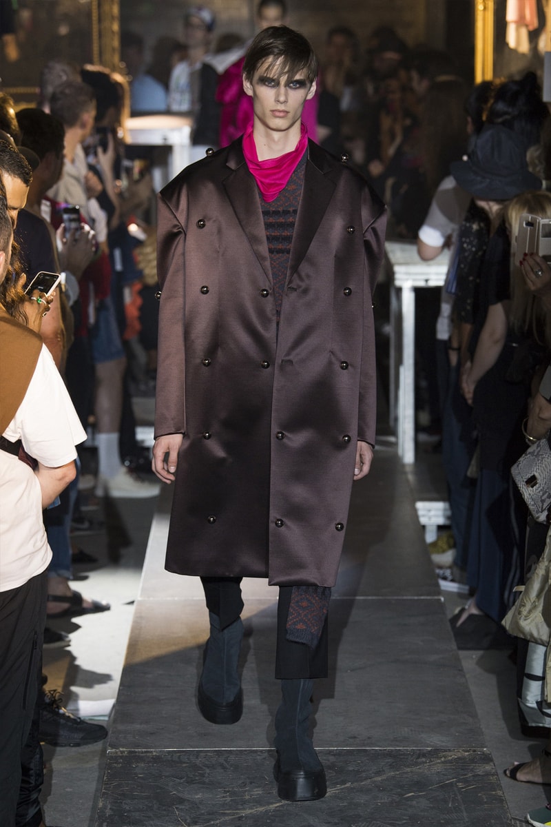 ファッション界に新たな波の到来を予感させる Raf Simons 2019年春夏コレクション ストリートとプリントもの一辺倒の現代シーンに天才デザイナーが待ったをかける Raf Simons（ラフ・シモンズ）が2019年春夏コレクションを発表するべく、再びパリファッションウィークへと舞い戻ってきた。舞台は、パリ郊外の都市モントルイユに佇むレイブ感が充満したとある倉庫。ベルギーが産んだ天才デザイナーはこの地で、スポーツカジュアル一辺倒になった現代に一石を投じるべく、ラグジュアリーシーンにおけるテーラードの復権を高らかに宣言した。  Rafは『Vogue』のインタビューの中で、「我々には新たなアウトラインが必要である。私は私自身もその一部であったことを理解した上で申し上げるが、プリント入りのフーディがあまりにも多すぎる！皆も気づいているだろう、移行するための何かが必要なんだ」と、ストリートに右へならえとなったファッション界で自らが新たなルールを作るという強い意志を表明。その結果に、〈Raf Simons〉の最新コレクションは、エメラルド、ベイビーブルー、ゴールド、ピンクパープルといった高級感漂うサテン素材を多用し、1970〜80年代のニューウェーブを表現している。しかし、その中でも斬新なシルエットとカッティングを応用したニットウェアや、スカーフ、The Clash（ザ・クラッシュ）のコンサートフォトをプリントしたユースカルチャーへオマージュを捧げるもの、安全ピンやスタッズといったパンクなアクセサリーなど、Rafが得意とするタッチも随所に織り込まれていた。  新時代の指標となる可能性を秘めた〈Raf Simons〉の2019年春夏コレクションのランウェイルックは、上のフォトギャラリーから。また、同じくパリで発表されたVirgil Abloh（ヴァージル・アブロー）の〈Louis Vuitton（ルイ ヴィトン）〉デビューコレクションもお見逃しなく。