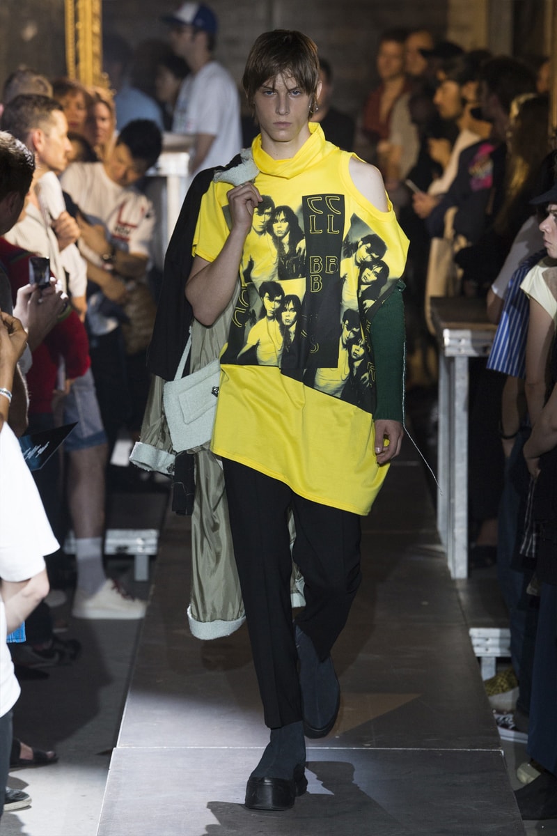 ファッション界に新たな波の到来を予感させる Raf Simons 2019年春夏コレクション ストリートとプリントもの一辺倒の現代シーンに天才デザイナーが待ったをかける Raf Simons（ラフ・シモンズ）が2019年春夏コレクションを発表するべく、再びパリファッションウィークへと舞い戻ってきた。舞台は、パリ郊外の都市モントルイユに佇むレイブ感が充満したとある倉庫。ベルギーが産んだ天才デザイナーはこの地で、スポーツカジュアル一辺倒になった現代に一石を投じるべく、ラグジュアリーシーンにおけるテーラードの復権を高らかに宣言した。  Rafは『Vogue』のインタビューの中で、「我々には新たなアウトラインが必要である。私は私自身もその一部であったことを理解した上で申し上げるが、プリント入りのフーディがあまりにも多すぎる！皆も気づいているだろう、移行するための何かが必要なんだ」と、ストリートに右へならえとなったファッション界で自らが新たなルールを作るという強い意志を表明。その結果に、〈Raf Simons〉の最新コレクションは、エメラルド、ベイビーブルー、ゴールド、ピンクパープルといった高級感漂うサテン素材を多用し、1970〜80年代のニューウェーブを表現している。しかし、その中でも斬新なシルエットとカッティングを応用したニットウェアや、スカーフ、The Clash（ザ・クラッシュ）のコンサートフォトをプリントしたユースカルチャーへオマージュを捧げるもの、安全ピンやスタッズといったパンクなアクセサリーなど、Rafが得意とするタッチも随所に織り込まれていた。  新時代の指標となる可能性を秘めた〈Raf Simons〉の2019年春夏コレクションのランウェイルックは、上のフォトギャラリーから。また、同じくパリで発表されたVirgil Abloh（ヴァージル・アブロー）の〈Louis Vuitton（ルイ ヴィトン）〉デビューコレクションもお見逃しなく。