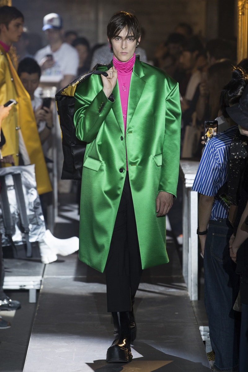 ファッション界に新たな波の到来を予感させる Raf Simons 2019年春夏コレクション ストリートとプリントもの一辺倒の現代シーンに天才デザイナーが待ったをかける Raf Simons（ラフ・シモンズ）が2019年春夏コレクションを発表するべく、再びパリファッションウィークへと舞い戻ってきた。舞台は、パリ郊外の都市モントルイユに佇むレイブ感が充満したとある倉庫。ベルギーが産んだ天才デザイナーはこの地で、スポーツカジュアル一辺倒になった現代に一石を投じるべく、ラグジュアリーシーンにおけるテーラードの復権を高らかに宣言した。  Rafは『Vogue』のインタビューの中で、「我々には新たなアウトラインが必要である。私は私自身もその一部であったことを理解した上で申し上げるが、プリント入りのフーディがあまりにも多すぎる！皆も気づいているだろう、移行するための何かが必要なんだ」と、ストリートに右へならえとなったファッション界で自らが新たなルールを作るという強い意志を表明。その結果に、〈Raf Simons〉の最新コレクションは、エメラルド、ベイビーブルー、ゴールド、ピンクパープルといった高級感漂うサテン素材を多用し、1970〜80年代のニューウェーブを表現している。しかし、その中でも斬新なシルエットとカッティングを応用したニットウェアや、スカーフ、The Clash（ザ・クラッシュ）のコンサートフォトをプリントしたユースカルチャーへオマージュを捧げるもの、安全ピンやスタッズといったパンクなアクセサリーなど、Rafが得意とするタッチも随所に織り込まれていた。  新時代の指標となる可能性を秘めた〈Raf Simons〉の2019年春夏コレクションのランウェイルックは、上のフォトギャラリーから。また、同じくパリで発表されたVirgil Abloh（ヴァージル・アブロー）の〈Louis Vuitton（ルイ ヴィトン）〉デビューコレクションもお見逃しなく。