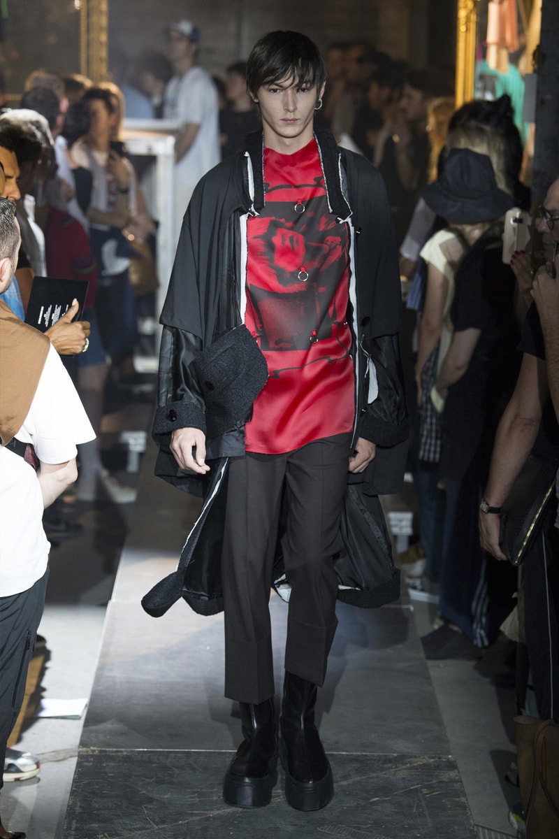 ファッション界に新たな波の到来を予感させる Raf Simons 2019年春夏コレクション ストリートとプリントもの一辺倒の現代シーンに天才デザイナーが待ったをかける Raf Simons（ラフ・シモンズ）が2019年春夏コレクションを発表するべく、再びパリファッションウィークへと舞い戻ってきた。舞台は、パリ郊外の都市モントルイユに佇むレイブ感が充満したとある倉庫。ベルギーが産んだ天才デザイナーはこの地で、スポーツカジュアル一辺倒になった現代に一石を投じるべく、ラグジュアリーシーンにおけるテーラードの復権を高らかに宣言した。  Rafは『Vogue』のインタビューの中で、「我々には新たなアウトラインが必要である。私は私自身もその一部であったことを理解した上で申し上げるが、プリント入りのフーディがあまりにも多すぎる！皆も気づいているだろう、移行するための何かが必要なんだ」と、ストリートに右へならえとなったファッション界で自らが新たなルールを作るという強い意志を表明。その結果に、〈Raf Simons〉の最新コレクションは、エメラルド、ベイビーブルー、ゴールド、ピンクパープルといった高級感漂うサテン素材を多用し、1970〜80年代のニューウェーブを表現している。しかし、その中でも斬新なシルエットとカッティングを応用したニットウェアや、スカーフ、The Clash（ザ・クラッシュ）のコンサートフォトをプリントしたユースカルチャーへオマージュを捧げるもの、安全ピンやスタッズといったパンクなアクセサリーなど、Rafが得意とするタッチも随所に織り込まれていた。  新時代の指標となる可能性を秘めた〈Raf Simons〉の2019年春夏コレクションのランウェイルックは、上のフォトギャラリーから。また、同じくパリで発表されたVirgil Abloh（ヴァージル・アブロー）の〈Louis Vuitton（ルイ ヴィトン）〉デビューコレクションもお見逃しなく。
