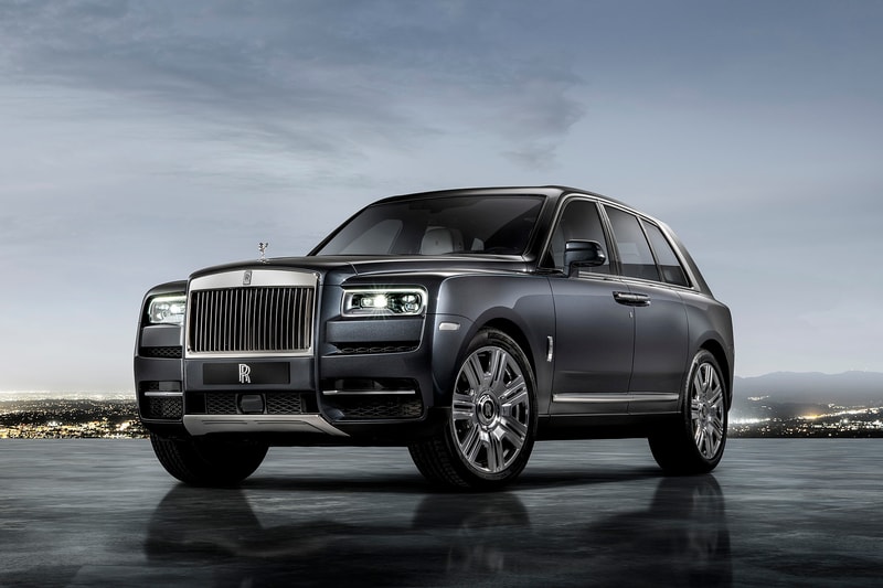 Rolls-Royce 初の SUVモデル Cullinan のコンフィギュレーターサイトがオープン ビスポークオーダーにも引けを取らない無限のカスタマイズが可能 「Rolls-Royce（ロールス・ロイス）」初のSUVとして先日のお披露目以降、大きな注目を集めるモデル・Cullinan（カリナン）のカーコンフィギュレーターがローンチされた。  このサイトでは、ボディカラーからインテリアの仕様、ホイールなどをオンライン上で自由にカスタマイズできるが、そこには無限といっても過言ではないほどの組み合わせを実現する豊富なオプションが用意されている。Inspired Specs、Exterior Style、Exterior Options、Interior Style、Interior Options、Personalization、Accessoriesの7つのカテゴリーから構成され、まず8種類のテーマから仕様を選択し、その後は16種類のボディカラー、23種類のコーチライン（ボディのサイドに描かれているストライプ）、7種類のホイール（加えて2種類の詳細オプション）の中から、自分好みの車両を目指して仕様に固めていく。またフロントに取り付けられた「Rolls-Royce」のシンボル、Spirit of Ecstasy（スピリット・オブ・エクスタシー）も4種類の素材からセレクトすることが可能。外装のカスタマイズが終わると、続いて内装の選択へと移る。ここでも用意された6種類のスキームの中からひとつに絞り込んだ後は、8種類のウッドパネルやレザーの加工に至るまで目移りするようなオプションの数々から細部に渡ってカスタマイズしていく流れとなる。  高級車の代名詞的存在である「Rolls-Royce」を自分好みにカスタマイズしたい方は、こちらからシュミレーションをして、夢を膨らませてみてはいかがだろうか。