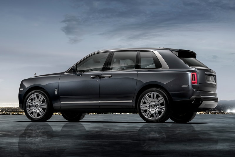 Rolls-Royce 初の SUVモデル Cullinan のコンフィギュレーターサイトがオープン ビスポークオーダーにも引けを取らない無限のカスタマイズが可能 「Rolls-Royce（ロールス・ロイス）」初のSUVとして先日のお披露目以降、大きな注目を集めるモデル・Cullinan（カリナン）のカーコンフィギュレーターがローンチされた。  このサイトでは、ボディカラーからインテリアの仕様、ホイールなどをオンライン上で自由にカスタマイズできるが、そこには無限といっても過言ではないほどの組み合わせを実現する豊富なオプションが用意されている。Inspired Specs、Exterior Style、Exterior Options、Interior Style、Interior Options、Personalization、Accessoriesの7つのカテゴリーから構成され、まず8種類のテーマから仕様を選択し、その後は16種類のボディカラー、23種類のコーチライン（ボディのサイドに描かれているストライプ）、7種類のホイール（加えて2種類の詳細オプション）の中から、自分好みの車両を目指して仕様に固めていく。またフロントに取り付けられた「Rolls-Royce」のシンボル、Spirit of Ecstasy（スピリット・オブ・エクスタシー）も4種類の素材からセレクトすることが可能。外装のカスタマイズが終わると、続いて内装の選択へと移る。ここでも用意された6種類のスキームの中からひとつに絞り込んだ後は、8種類のウッドパネルやレザーの加工に至るまで目移りするようなオプションの数々から細部に渡ってカスタマイズしていく流れとなる。  高級車の代名詞的存在である「Rolls-Royce」を自分好みにカスタマイズしたい方は、こちらからシュミレーションをして、夢を膨らませてみてはいかがだろうか。