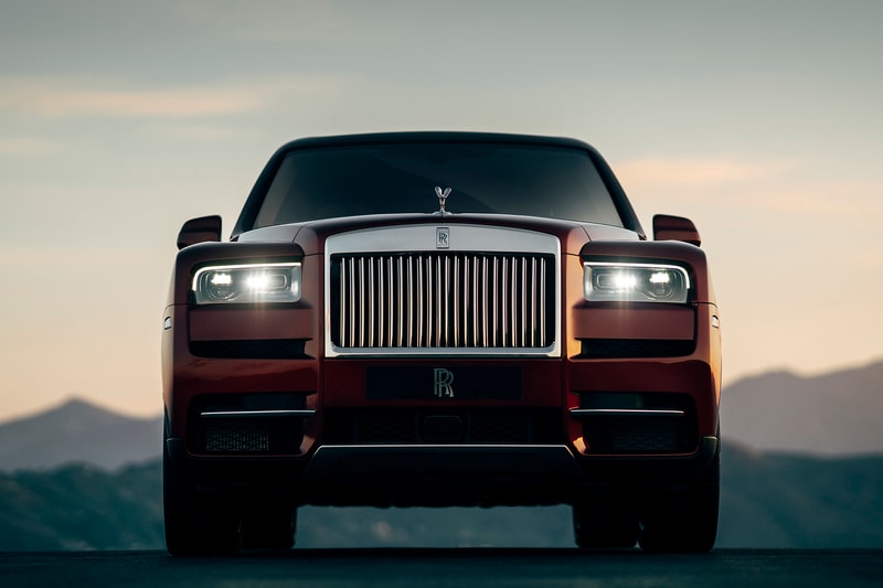 Rolls-Royce 初の SUVモデル Cullinan のコンフィギュレーターサイトがオープン ビスポークオーダーにも引けを取らない無限のカスタマイズが可能 「Rolls-Royce（ロールス・ロイス）」初のSUVとして先日のお披露目以降、大きな注目を集めるモデル・Cullinan（カリナン）のカーコンフィギュレーターがローンチされた。  このサイトでは、ボディカラーからインテリアの仕様、ホイールなどをオンライン上で自由にカスタマイズできるが、そこには無限といっても過言ではないほどの組み合わせを実現する豊富なオプションが用意されている。Inspired Specs、Exterior Style、Exterior Options、Interior Style、Interior Options、Personalization、Accessoriesの7つのカテゴリーから構成され、まず8種類のテーマから仕様を選択し、その後は16種類のボディカラー、23種類のコーチライン（ボディのサイドに描かれているストライプ）、7種類のホイール（加えて2種類の詳細オプション）の中から、自分好みの車両を目指して仕様に固めていく。またフロントに取り付けられた「Rolls-Royce」のシンボル、Spirit of Ecstasy（スピリット・オブ・エクスタシー）も4種類の素材からセレクトすることが可能。外装のカスタマイズが終わると、続いて内装の選択へと移る。ここでも用意された6種類のスキームの中からひとつに絞り込んだ後は、8種類のウッドパネルやレザーの加工に至るまで目移りするようなオプションの数々から細部に渡ってカスタマイズしていく流れとなる。  高級車の代名詞的存在である「Rolls-Royce」を自分好みにカスタマイズしたい方は、こちらからシュミレーションをして、夢を膨らませてみてはいかがだろうか。