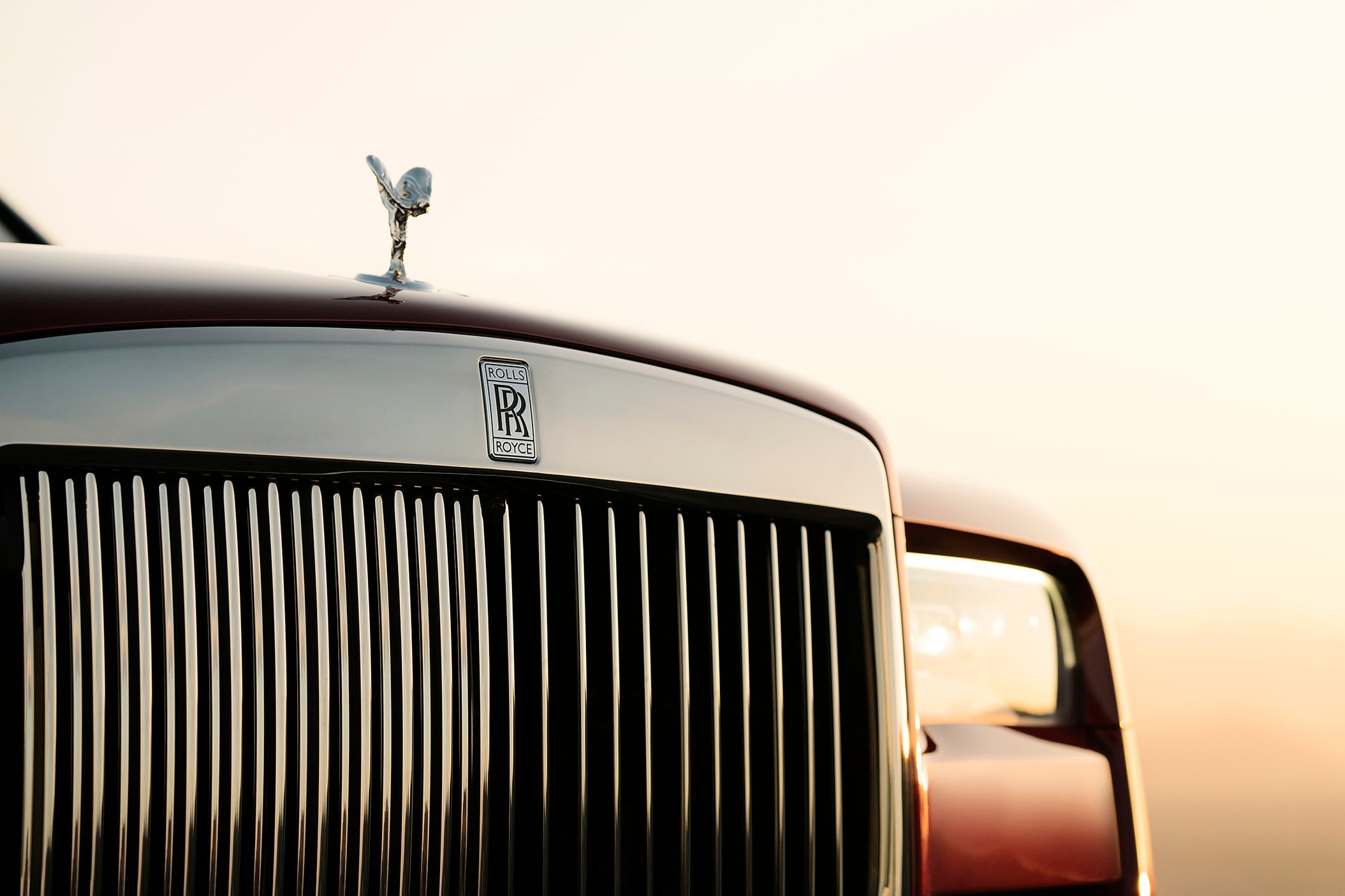 Rolls-Royce 初の SUVモデル Cullinan のコンフィギュレーターサイトがオープン ビスポークオーダーにも引けを取らない無限のカスタマイズが可能 「Rolls-Royce（ロールス・ロイス）」初のSUVとして先日のお披露目以降、大きな注目を集めるモデル・Cullinan（カリナン）のカーコンフィギュレーターがローンチされた。  このサイトでは、ボディカラーからインテリアの仕様、ホイールなどをオンライン上で自由にカスタマイズできるが、そこには無限といっても過言ではないほどの組み合わせを実現する豊富なオプションが用意されている。Inspired Specs、Exterior Style、Exterior Options、Interior Style、Interior Options、Personalization、Accessoriesの7つのカテゴリーから構成され、まず8種類のテーマから仕様を選択し、その後は16種類のボディカラー、23種類のコーチライン（ボディのサイドに描かれているストライプ）、7種類のホイール（加えて2種類の詳細オプション）の中から、自分好みの車両を目指して仕様に固めていく。またフロントに取り付けられた「Rolls-Royce」のシンボル、Spirit of Ecstasy（スピリット・オブ・エクスタシー）も4種類の素材からセレクトすることが可能。外装のカスタマイズが終わると、続いて内装の選択へと移る。ここでも用意された6種類のスキームの中からひとつに絞り込んだ後は、8種類のウッドパネルやレザーの加工に至るまで目移りするようなオプションの数々から細部に渡ってカスタマイズしていく流れとなる。  高級車の代名詞的存在である「Rolls-Royce」を自分好みにカスタマイズしたい方は、こちらからシュミレーションをして、夢を膨らませてみてはいかがだろうか。