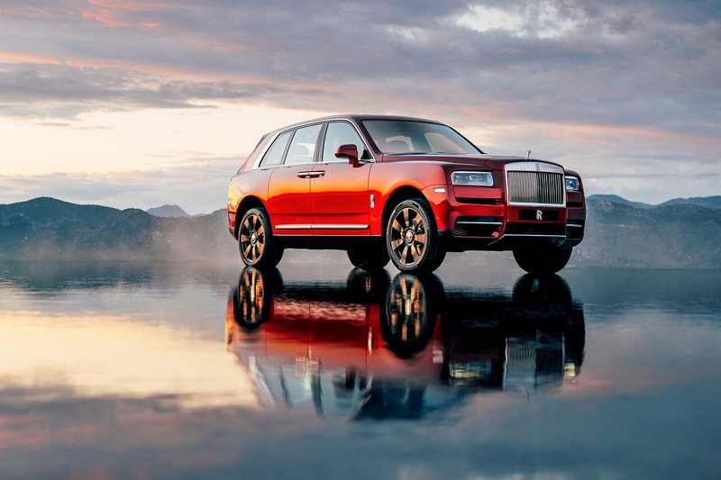 Rolls-Royce 初の SUVモデル Cullinan のコンフィギュレーターサイトがオープン ビスポークオーダーにも引けを取らない無限のカスタマイズが可能 「Rolls-Royce（ロールス・ロイス）」初のSUVとして先日のお披露目以降、大きな注目を集めるモデル・Cullinan（カリナン）のカーコンフィギュレーターがローンチされた。  このサイトでは、ボディカラーからインテリアの仕様、ホイールなどをオンライン上で自由にカスタマイズできるが、そこには無限といっても過言ではないほどの組み合わせを実現する豊富なオプションが用意されている。Inspired Specs、Exterior Style、Exterior Options、Interior Style、Interior Options、Personalization、Accessoriesの7つのカテゴリーから構成され、まず8種類のテーマから仕様を選択し、その後は16種類のボディカラー、23種類のコーチライン（ボディのサイドに描かれているストライプ）、7種類のホイール（加えて2種類の詳細オプション）の中から、自分好みの車両を目指して仕様に固めていく。またフロントに取り付けられた「Rolls-Royce」のシンボル、Spirit of Ecstasy（スピリット・オブ・エクスタシー）も4種類の素材からセレクトすることが可能。外装のカスタマイズが終わると、続いて内装の選択へと移る。ここでも用意された6種類のスキームの中からひとつに絞り込んだ後は、8種類のウッドパネルやレザーの加工に至るまで目移りするようなオプションの数々から細部に渡ってカスタマイズしていく流れとなる。  高級車の代名詞的存在である「Rolls-Royce」を自分好みにカスタマイズしたい方は、こちらからシュミレーションをして、夢を膨らませてみてはいかがだろうか。
