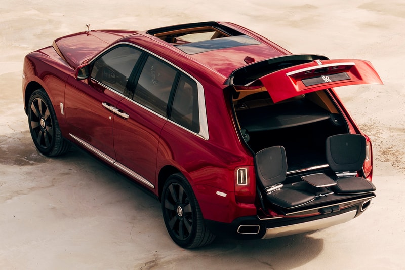 Rolls-Royce 初の SUVモデル Cullinan のコンフィギュレーターサイトがオープン ビスポークオーダーにも引けを取らない無限のカスタマイズが可能 「Rolls-Royce（ロールス・ロイス）」初のSUVとして先日のお披露目以降、大きな注目を集めるモデル・Cullinan（カリナン）のカーコンフィギュレーターがローンチされた。  このサイトでは、ボディカラーからインテリアの仕様、ホイールなどをオンライン上で自由にカスタマイズできるが、そこには無限といっても過言ではないほどの組み合わせを実現する豊富なオプションが用意されている。Inspired Specs、Exterior Style、Exterior Options、Interior Style、Interior Options、Personalization、Accessoriesの7つのカテゴリーから構成され、まず8種類のテーマから仕様を選択し、その後は16種類のボディカラー、23種類のコーチライン（ボディのサイドに描かれているストライプ）、7種類のホイール（加えて2種類の詳細オプション）の中から、自分好みの車両を目指して仕様に固めていく。またフロントに取り付けられた「Rolls-Royce」のシンボル、Spirit of Ecstasy（スピリット・オブ・エクスタシー）も4種類の素材からセレクトすることが可能。外装のカスタマイズが終わると、続いて内装の選択へと移る。ここでも用意された6種類のスキームの中からひとつに絞り込んだ後は、8種類のウッドパネルやレザーの加工に至るまで目移りするようなオプションの数々から細部に渡ってカスタマイズしていく流れとなる。  高級車の代名詞的存在である「Rolls-Royce」を自分好みにカスタマイズしたい方は、こちらからシュミレーションをして、夢を膨らませてみてはいかがだろうか。