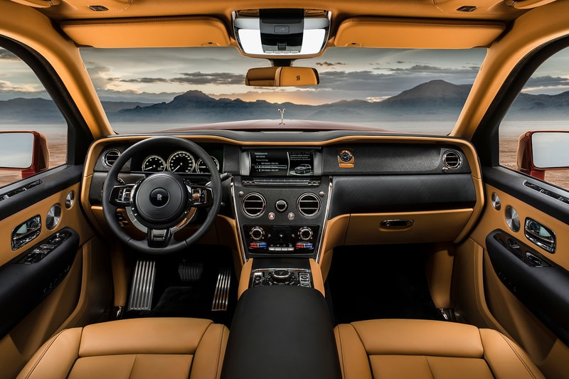 Rolls-Royce 初の SUVモデル Cullinan のコンフィギュレーターサイトがオープン ビスポークオーダーにも引けを取らない無限のカスタマイズが可能 「Rolls-Royce（ロールス・ロイス）」初のSUVとして先日のお披露目以降、大きな注目を集めるモデル・Cullinan（カリナン）のカーコンフィギュレーターがローンチされた。  このサイトでは、ボディカラーからインテリアの仕様、ホイールなどをオンライン上で自由にカスタマイズできるが、そこには無限といっても過言ではないほどの組み合わせを実現する豊富なオプションが用意されている。Inspired Specs、Exterior Style、Exterior Options、Interior Style、Interior Options、Personalization、Accessoriesの7つのカテゴリーから構成され、まず8種類のテーマから仕様を選択し、その後は16種類のボディカラー、23種類のコーチライン（ボディのサイドに描かれているストライプ）、7種類のホイール（加えて2種類の詳細オプション）の中から、自分好みの車両を目指して仕様に固めていく。またフロントに取り付けられた「Rolls-Royce」のシンボル、Spirit of Ecstasy（スピリット・オブ・エクスタシー）も4種類の素材からセレクトすることが可能。外装のカスタマイズが終わると、続いて内装の選択へと移る。ここでも用意された6種類のスキームの中からひとつに絞り込んだ後は、8種類のウッドパネルやレザーの加工に至るまで目移りするようなオプションの数々から細部に渡ってカスタマイズしていく流れとなる。  高級車の代名詞的存在である「Rolls-Royce」を自分好みにカスタマイズしたい方は、こちらからシュミレーションをして、夢を膨らませてみてはいかがだろうか。