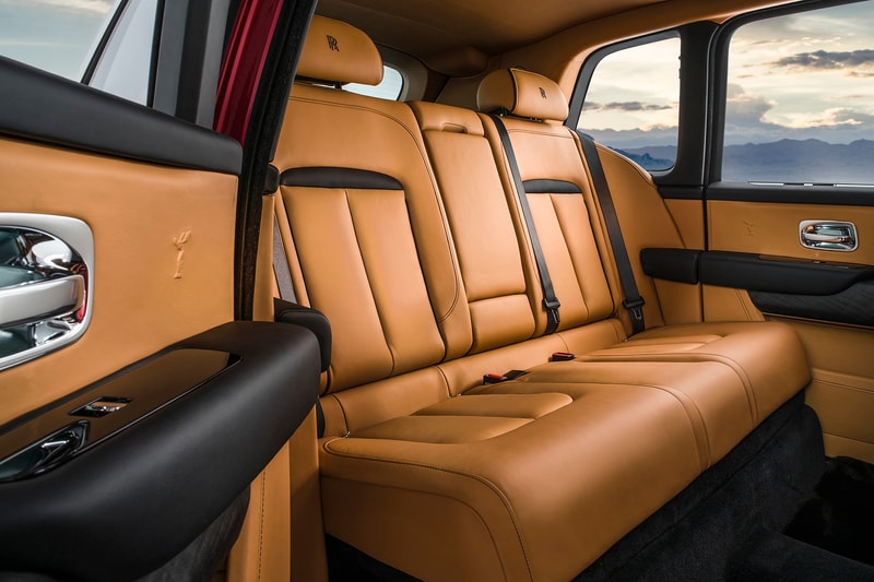 Rolls-Royce 初の SUVモデル Cullinan のコンフィギュレーターサイトがオープン ビスポークオーダーにも引けを取らない無限のカスタマイズが可能 「Rolls-Royce（ロールス・ロイス）」初のSUVとして先日のお披露目以降、大きな注目を集めるモデル・Cullinan（カリナン）のカーコンフィギュレーターがローンチされた。  このサイトでは、ボディカラーからインテリアの仕様、ホイールなどをオンライン上で自由にカスタマイズできるが、そこには無限といっても過言ではないほどの組み合わせを実現する豊富なオプションが用意されている。Inspired Specs、Exterior Style、Exterior Options、Interior Style、Interior Options、Personalization、Accessoriesの7つのカテゴリーから構成され、まず8種類のテーマから仕様を選択し、その後は16種類のボディカラー、23種類のコーチライン（ボディのサイドに描かれているストライプ）、7種類のホイール（加えて2種類の詳細オプション）の中から、自分好みの車両を目指して仕様に固めていく。またフロントに取り付けられた「Rolls-Royce」のシンボル、Spirit of Ecstasy（スピリット・オブ・エクスタシー）も4種類の素材からセレクトすることが可能。外装のカスタマイズが終わると、続いて内装の選択へと移る。ここでも用意された6種類のスキームの中からひとつに絞り込んだ後は、8種類のウッドパネルやレザーの加工に至るまで目移りするようなオプションの数々から細部に渡ってカスタマイズしていく流れとなる。  高級車の代名詞的存在である「Rolls-Royce」を自分好みにカスタマイズしたい方は、こちらからシュミレーションをして、夢を膨らませてみてはいかがだろうか。