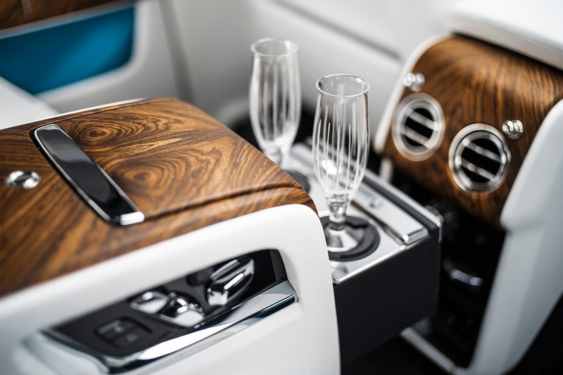 Rolls-Royce 初の SUVモデル Cullinan のコンフィギュレーターサイトがオープン ビスポークオーダーにも引けを取らない無限のカスタマイズが可能 「Rolls-Royce（ロールス・ロイス）」初のSUVとして先日のお披露目以降、大きな注目を集めるモデル・Cullinan（カリナン）のカーコンフィギュレーターがローンチされた。  このサイトでは、ボディカラーからインテリアの仕様、ホイールなどをオンライン上で自由にカスタマイズできるが、そこには無限といっても過言ではないほどの組み合わせを実現する豊富なオプションが用意されている。Inspired Specs、Exterior Style、Exterior Options、Interior Style、Interior Options、Personalization、Accessoriesの7つのカテゴリーから構成され、まず8種類のテーマから仕様を選択し、その後は16種類のボディカラー、23種類のコーチライン（ボディのサイドに描かれているストライプ）、7種類のホイール（加えて2種類の詳細オプション）の中から、自分好みの車両を目指して仕様に固めていく。またフロントに取り付けられた「Rolls-Royce」のシンボル、Spirit of Ecstasy（スピリット・オブ・エクスタシー）も4種類の素材からセレクトすることが可能。外装のカスタマイズが終わると、続いて内装の選択へと移る。ここでも用意された6種類のスキームの中からひとつに絞り込んだ後は、8種類のウッドパネルやレザーの加工に至るまで目移りするようなオプションの数々から細部に渡ってカスタマイズしていく流れとなる。  高級車の代名詞的存在である「Rolls-Royce」を自分好みにカスタマイズしたい方は、こちらからシュミレーションをして、夢を膨らませてみてはいかがだろうか。