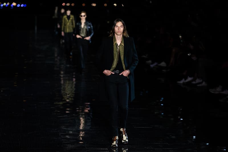 ウエスタンスタイルに想いを馳せた Saint Laurent 2019年春夏メンズコレクション Travis Scottやケイト・モスといった豪華セレブらが参列したアンソニー・ヴァカレロ初のニューヨークショーをチェック フランス アメリカ ハドソン川 Liberty State Park リバティ州立公園 Anthony Vaccarello アンソニー・ヴァカレロ Saint Laurent サンローラン Travis Scott トラヴィス・スコット Kate Moss ケイト・モス 21 Savage 21サヴェージ Keith Stanfield キース・スタンフィールド オピウムフレグランス Hedi Slimane エディ・スリマン ロッカー カウボーイスタイル HYPEBEAST ハイプビースト