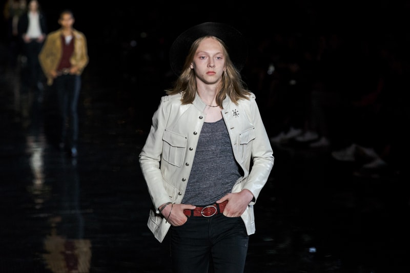 ウエスタンスタイルに想いを馳せた Saint Laurent 2019年春夏メンズコレクション Travis Scottやケイト・モスといった豪華セレブらが参列したアンソニー・ヴァカレロ初のニューヨークショーをチェック フランス アメリカ ハドソン川 Liberty State Park リバティ州立公園 Anthony Vaccarello アンソニー・ヴァカレロ Saint Laurent サンローラン Travis Scott トラヴィス・スコット Kate Moss ケイト・モス 21 Savage 21サヴェージ Keith Stanfield キース・スタンフィールド オピウムフレグランス Hedi Slimane エディ・スリマン ロッカー カウボーイスタイル HYPEBEAST ハイプビースト