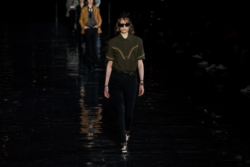 ウエスタンスタイルに想いを馳せた Saint Laurent 2019年春夏メンズコレクション Travis Scottやケイト・モスといった豪華セレブらが参列したアンソニー・ヴァカレロ初のニューヨークショーをチェック フランス アメリカ ハドソン川 Liberty State Park リバティ州立公園 Anthony Vaccarello アンソニー・ヴァカレロ Saint Laurent サンローラン Travis Scott トラヴィス・スコット Kate Moss ケイト・モス 21 Savage 21サヴェージ Keith Stanfield キース・スタンフィールド オピウムフレグランス Hedi Slimane エディ・スリマン ロッカー カウボーイスタイル HYPEBEAST ハイプビースト
