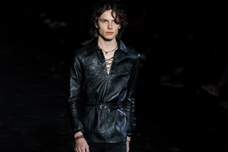 ウエスタンスタイルに想いを馳せた Saint Laurent 2019年春夏メンズコレクション Travis Scottやケイト・モスといった豪華セレブらが参列したアンソニー・ヴァカレロ初のニューヨークショーをチェック フランス アメリカ ハドソン川 Liberty State Park リバティ州立公園 Anthony Vaccarello アンソニー・ヴァカレロ Saint Laurent サンローラン Travis Scott トラヴィス・スコット Kate Moss ケイト・モス 21 Savage 21サヴェージ Keith Stanfield キース・スタンフィールド オピウムフレグランス Hedi Slimane エディ・スリマン ロッカー カウボーイスタイル HYPEBEAST ハイプビースト