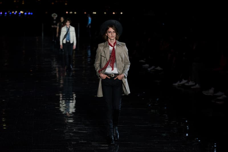 ウエスタンスタイルに想いを馳せた Saint Laurent 2019年春夏メンズコレクション Travis Scottやケイト・モスといった豪華セレブらが参列したアンソニー・ヴァカレロ初のニューヨークショーをチェック フランス アメリカ ハドソン川 Liberty State Park リバティ州立公園 Anthony Vaccarello アンソニー・ヴァカレロ Saint Laurent サンローラン Travis Scott トラヴィス・スコット Kate Moss ケイト・モス 21 Savage 21サヴェージ Keith Stanfield キース・スタンフィールド オピウムフレグランス Hedi Slimane エディ・スリマン ロッカー カウボーイスタイル HYPEBEAST ハイプビースト