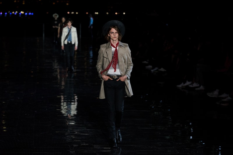 ウエスタンスタイルに想いを馳せた Saint Laurent 2019年春夏メンズコレクション Travis Scottやケイト・モスといった豪華セレブらが参列したアンソニー・ヴァカレロ初のニューヨークショーをチェック フランス アメリカ ハドソン川 Liberty State Park リバティ州立公園 Anthony Vaccarello アンソニー・ヴァカレロ Saint Laurent サンローラン Travis Scott トラヴィス・スコット Kate Moss ケイト・モス 21 Savage 21サヴェージ Keith Stanfield キース・スタンフィールド オピウムフレグランス Hedi Slimane エディ・スリマン ロッカー カウボーイスタイル HYPEBEAST ハイプビースト