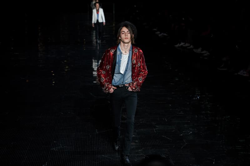 ウエスタンスタイルに想いを馳せた Saint Laurent 2019年春夏メンズコレクション Travis Scottやケイト・モスといった豪華セレブらが参列したアンソニー・ヴァカレロ初のニューヨークショーをチェック フランス アメリカ ハドソン川 Liberty State Park リバティ州立公園 Anthony Vaccarello アンソニー・ヴァカレロ Saint Laurent サンローラン Travis Scott トラヴィス・スコット Kate Moss ケイト・モス 21 Savage 21サヴェージ Keith Stanfield キース・スタンフィールド オピウムフレグランス Hedi Slimane エディ・スリマン ロッカー カウボーイスタイル HYPEBEAST ハイプビースト