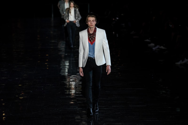 ウエスタンスタイルに想いを馳せた Saint Laurent 2019年春夏メンズコレクション Travis Scottやケイト・モスといった豪華セレブらが参列したアンソニー・ヴァカレロ初のニューヨークショーをチェック フランス アメリカ ハドソン川 Liberty State Park リバティ州立公園 Anthony Vaccarello アンソニー・ヴァカレロ Saint Laurent サンローラン Travis Scott トラヴィス・スコット Kate Moss ケイト・モス 21 Savage 21サヴェージ Keith Stanfield キース・スタンフィールド オピウムフレグランス Hedi Slimane エディ・スリマン ロッカー カウボーイスタイル HYPEBEAST ハイプビースト