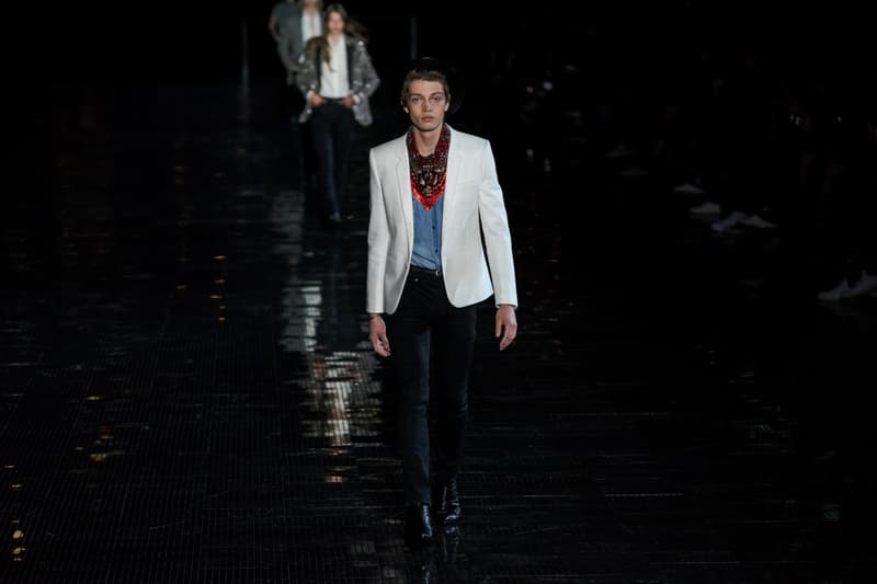 ウエスタンスタイルに想いを馳せた Saint Laurent 2019年春夏メンズコレクション Travis Scottやケイト・モスといった豪華セレブらが参列したアンソニー・ヴァカレロ初のニューヨークショーをチェック フランス アメリカ ハドソン川 Liberty State Park リバティ州立公園 Anthony Vaccarello アンソニー・ヴァカレロ Saint Laurent サンローラン Travis Scott トラヴィス・スコット Kate Moss ケイト・モス 21 Savage 21サヴェージ Keith Stanfield キース・スタンフィールド オピウムフレグランス Hedi Slimane エディ・スリマン ロッカー カウボーイスタイル HYPEBEAST ハイプビースト