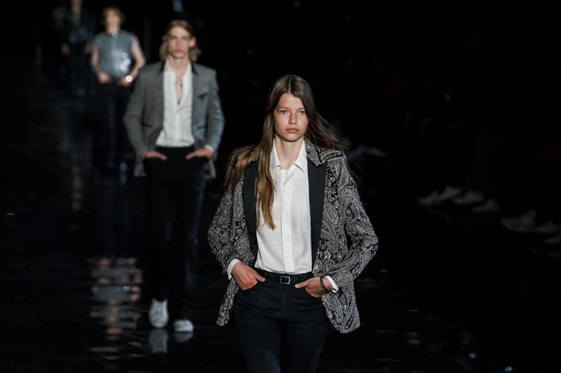 ウエスタンスタイルに想いを馳せた Saint Laurent 2019年春夏メンズコレクション Travis Scottやケイト・モスといった豪華セレブらが参列したアンソニー・ヴァカレロ初のニューヨークショーをチェック フランス アメリカ ハドソン川 Liberty State Park リバティ州立公園 Anthony Vaccarello アンソニー・ヴァカレロ Saint Laurent サンローラン Travis Scott トラヴィス・スコット Kate Moss ケイト・モス 21 Savage 21サヴェージ Keith Stanfield キース・スタンフィールド オピウムフレグランス Hedi Slimane エディ・スリマン ロッカー カウボーイスタイル HYPEBEAST ハイプビースト