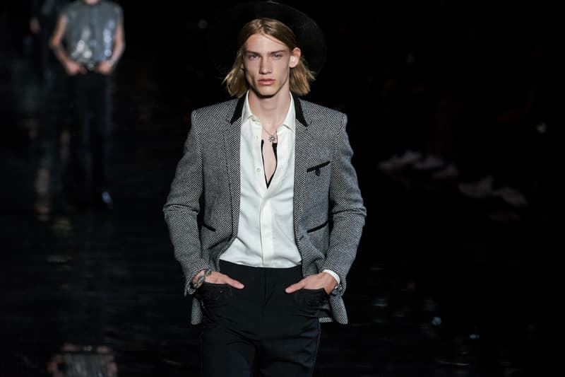ウエスタンスタイルに想いを馳せた Saint Laurent 2019年春夏メンズコレクション Travis Scottやケイト・モスといった豪華セレブらが参列したアンソニー・ヴァカレロ初のニューヨークショーをチェック フランス アメリカ ハドソン川 Liberty State Park リバティ州立公園 Anthony Vaccarello アンソニー・ヴァカレロ Saint Laurent サンローラン Travis Scott トラヴィス・スコット Kate Moss ケイト・モス 21 Savage 21サヴェージ Keith Stanfield キース・スタンフィールド オピウムフレグランス Hedi Slimane エディ・スリマン ロッカー カウボーイスタイル HYPEBEAST ハイプビースト