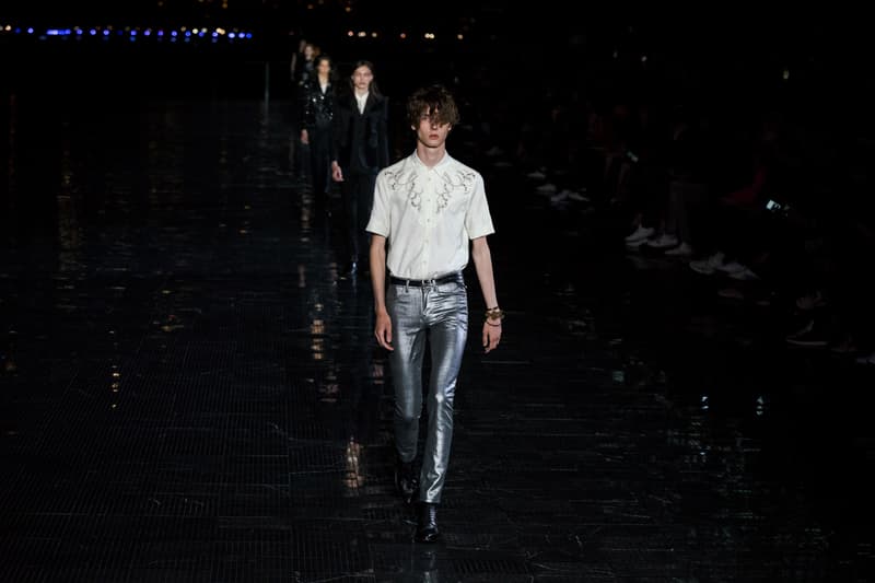 ウエスタンスタイルに想いを馳せた Saint Laurent 2019年春夏メンズコレクション Travis Scottやケイト・モスといった豪華セレブらが参列したアンソニー・ヴァカレロ初のニューヨークショーをチェック フランス アメリカ ハドソン川 Liberty State Park リバティ州立公園 Anthony Vaccarello アンソニー・ヴァカレロ Saint Laurent サンローラン Travis Scott トラヴィス・スコット Kate Moss ケイト・モス 21 Savage 21サヴェージ Keith Stanfield キース・スタンフィールド オピウムフレグランス Hedi Slimane エディ・スリマン ロッカー カウボーイスタイル HYPEBEAST ハイプビースト