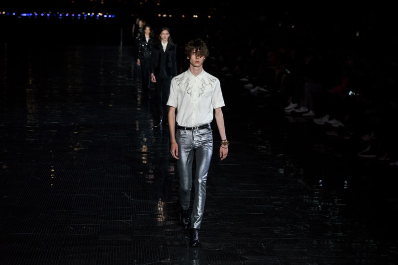 ウエスタンスタイルに想いを馳せた Saint Laurent 2019年春夏メンズコレクション Travis Scottやケイト・モスといった豪華セレブらが参列したアンソニー・ヴァカレロ初のニューヨークショーをチェック フランス アメリカ ハドソン川 Liberty State Park リバティ州立公園 Anthony Vaccarello アンソニー・ヴァカレロ Saint Laurent サンローラン Travis Scott トラヴィス・スコット Kate Moss ケイト・モス 21 Savage 21サヴェージ Keith Stanfield キース・スタンフィールド オピウムフレグランス Hedi Slimane エディ・スリマン ロッカー カウボーイスタイル HYPEBEAST ハイプビースト