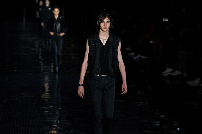 ウエスタンスタイルに想いを馳せた Saint Laurent 2019年春夏メンズコレクション Travis Scottやケイト・モスといった豪華セレブらが参列したアンソニー・ヴァカレロ初のニューヨークショーをチェック フランス アメリカ ハドソン川 Liberty State Park リバティ州立公園 Anthony Vaccarello アンソニー・ヴァカレロ Saint Laurent サンローラン Travis Scott トラヴィス・スコット Kate Moss ケイト・モス 21 Savage 21サヴェージ Keith Stanfield キース・スタンフィールド オピウムフレグランス Hedi Slimane エディ・スリマン ロッカー カウボーイスタイル HYPEBEAST ハイプビースト