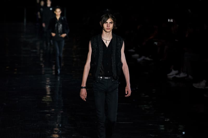 ウエスタンスタイルに想いを馳せた Saint Laurent 2019年春夏メンズコレクション Travis Scottやケイト・モスといった豪華セレブらが参列したアンソニー・ヴァカレロ初のニューヨークショーをチェック フランス アメリカ ハドソン川 Liberty State Park リバティ州立公園 Anthony Vaccarello アンソニー・ヴァカレロ Saint Laurent サンローラン Travis Scott トラヴィス・スコット Kate Moss ケイト・モス 21 Savage 21サヴェージ Keith Stanfield キース・スタンフィールド オピウムフレグランス Hedi Slimane エディ・スリマン ロッカー カウボーイスタイル HYPEBEAST ハイプビースト