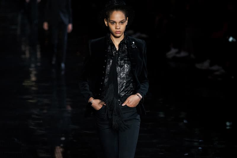 ウエスタンスタイルに想いを馳せた Saint Laurent 2019年春夏メンズコレクション Travis Scottやケイト・モスといった豪華セレブらが参列したアンソニー・ヴァカレロ初のニューヨークショーをチェック フランス アメリカ ハドソン川 Liberty State Park リバティ州立公園 Anthony Vaccarello アンソニー・ヴァカレロ Saint Laurent サンローラン Travis Scott トラヴィス・スコット Kate Moss ケイト・モス 21 Savage 21サヴェージ Keith Stanfield キース・スタンフィールド オピウムフレグランス Hedi Slimane エディ・スリマン ロッカー カウボーイスタイル HYPEBEAST ハイプビースト