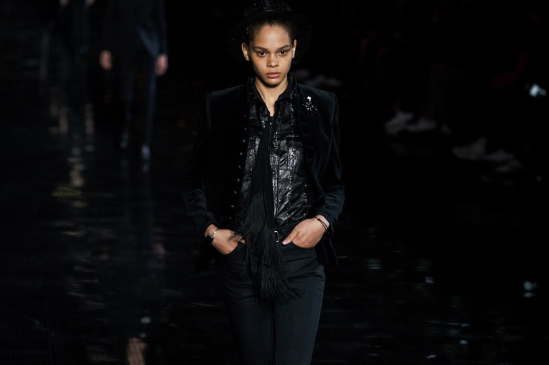 ウエスタンスタイルに想いを馳せた Saint Laurent 2019年春夏メンズコレクション Travis Scottやケイト・モスといった豪華セレブらが参列したアンソニー・ヴァカレロ初のニューヨークショーをチェック フランス アメリカ ハドソン川 Liberty State Park リバティ州立公園 Anthony Vaccarello アンソニー・ヴァカレロ Saint Laurent サンローラン Travis Scott トラヴィス・スコット Kate Moss ケイト・モス 21 Savage 21サヴェージ Keith Stanfield キース・スタンフィールド オピウムフレグランス Hedi Slimane エディ・スリマン ロッカー カウボーイスタイル HYPEBEAST ハイプビースト