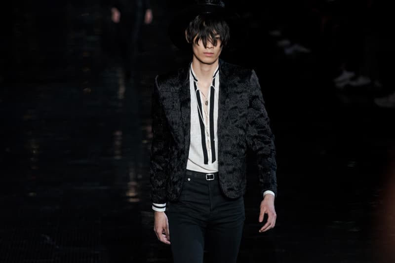 ウエスタンスタイルに想いを馳せた Saint Laurent 2019年春夏メンズコレクション Travis Scottやケイト・モスといった豪華セレブらが参列したアンソニー・ヴァカレロ初のニューヨークショーをチェック フランス アメリカ ハドソン川 Liberty State Park リバティ州立公園 Anthony Vaccarello アンソニー・ヴァカレロ Saint Laurent サンローラン Travis Scott トラヴィス・スコット Kate Moss ケイト・モス 21 Savage 21サヴェージ Keith Stanfield キース・スタンフィールド オピウムフレグランス Hedi Slimane エディ・スリマン ロッカー カウボーイスタイル HYPEBEAST ハイプビースト