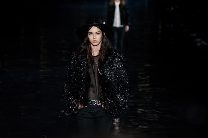 ウエスタンスタイルに想いを馳せた Saint Laurent 2019年春夏メンズコレクション Travis Scottやケイト・モスといった豪華セレブらが参列したアンソニー・ヴァカレロ初のニューヨークショーをチェック フランス アメリカ ハドソン川 Liberty State Park リバティ州立公園 Anthony Vaccarello アンソニー・ヴァカレロ Saint Laurent サンローラン Travis Scott トラヴィス・スコット Kate Moss ケイト・モス 21 Savage 21サヴェージ Keith Stanfield キース・スタンフィールド オピウムフレグランス Hedi Slimane エディ・スリマン ロッカー カウボーイスタイル HYPEBEAST ハイプビースト