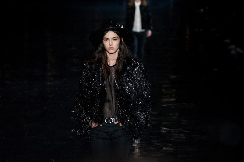 ウエスタンスタイルに想いを馳せた Saint Laurent 2019年春夏メンズコレクション Travis Scottやケイト・モスといった豪華セレブらが参列したアンソニー・ヴァカレロ初のニューヨークショーをチェック フランス アメリカ ハドソン川 Liberty State Park リバティ州立公園 Anthony Vaccarello アンソニー・ヴァカレロ Saint Laurent サンローラン Travis Scott トラヴィス・スコット Kate Moss ケイト・モス 21 Savage 21サヴェージ Keith Stanfield キース・スタンフィールド オピウムフレグランス Hedi Slimane エディ・スリマン ロッカー カウボーイスタイル HYPEBEAST ハイプビースト