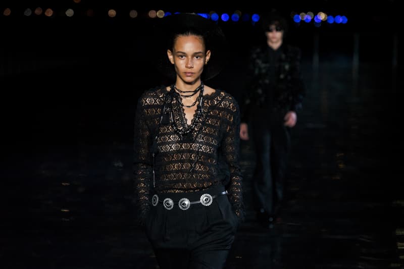 ウエスタンスタイルに想いを馳せた Saint Laurent 2019年春夏メンズコレクション Travis Scottやケイト・モスといった豪華セレブらが参列したアンソニー・ヴァカレロ初のニューヨークショーをチェック フランス アメリカ ハドソン川 Liberty State Park リバティ州立公園 Anthony Vaccarello アンソニー・ヴァカレロ Saint Laurent サンローラン Travis Scott トラヴィス・スコット Kate Moss ケイト・モス 21 Savage 21サヴェージ Keith Stanfield キース・スタンフィールド オピウムフレグランス Hedi Slimane エディ・スリマン ロッカー カウボーイスタイル HYPEBEAST ハイプビースト