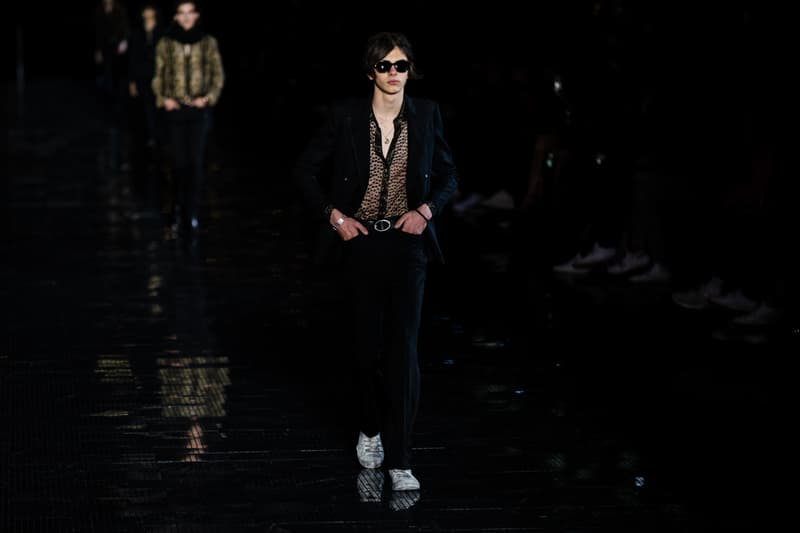 ウエスタンスタイルに想いを馳せた Saint Laurent 2019年春夏メンズコレクション Travis Scottやケイト・モスといった豪華セレブらが参列したアンソニー・ヴァカレロ初のニューヨークショーをチェック フランス アメリカ ハドソン川 Liberty State Park リバティ州立公園 Anthony Vaccarello アンソニー・ヴァカレロ Saint Laurent サンローラン Travis Scott トラヴィス・スコット Kate Moss ケイト・モス 21 Savage 21サヴェージ Keith Stanfield キース・スタンフィールド オピウムフレグランス Hedi Slimane エディ・スリマン ロッカー カウボーイスタイル HYPEBEAST ハイプビースト