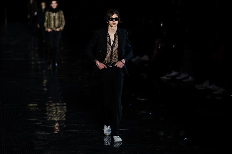ウエスタンスタイルに想いを馳せた Saint Laurent 2019年春夏メンズコレクション Travis Scottやケイト・モスといった豪華セレブらが参列したアンソニー・ヴァカレロ初のニューヨークショーをチェック フランス アメリカ ハドソン川 Liberty State Park リバティ州立公園 Anthony Vaccarello アンソニー・ヴァカレロ Saint Laurent サンローラン Travis Scott トラヴィス・スコット Kate Moss ケイト・モス 21 Savage 21サヴェージ Keith Stanfield キース・スタンフィールド オピウムフレグランス Hedi Slimane エディ・スリマン ロッカー カウボーイスタイル HYPEBEAST ハイプビースト