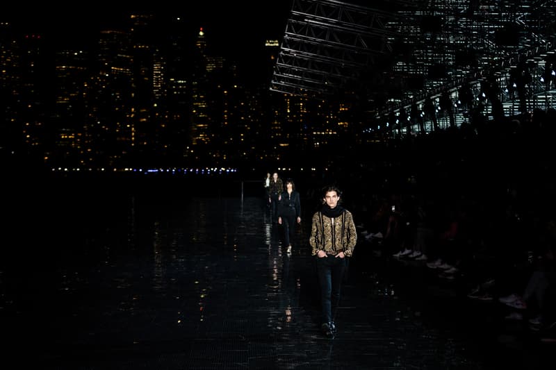 ウエスタンスタイルに想いを馳せた Saint Laurent 2019年春夏メンズコレクション Travis Scottやケイト・モスといった豪華セレブらが参列したアンソニー・ヴァカレロ初のニューヨークショーをチェック フランス アメリカ ハドソン川 Liberty State Park リバティ州立公園 Anthony Vaccarello アンソニー・ヴァカレロ Saint Laurent サンローラン Travis Scott トラヴィス・スコット Kate Moss ケイト・モス 21 Savage 21サヴェージ Keith Stanfield キース・スタンフィールド オピウムフレグランス Hedi Slimane エディ・スリマン ロッカー カウボーイスタイル HYPEBEAST ハイプビースト