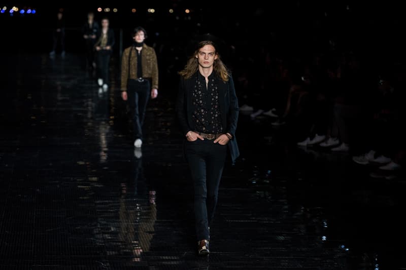 ウエスタンスタイルに想いを馳せた Saint Laurent 2019年春夏メンズコレクション Travis Scottやケイト・モスといった豪華セレブらが参列したアンソニー・ヴァカレロ初のニューヨークショーをチェック フランス アメリカ ハドソン川 Liberty State Park リバティ州立公園 Anthony Vaccarello アンソニー・ヴァカレロ Saint Laurent サンローラン Travis Scott トラヴィス・スコット Kate Moss ケイト・モス 21 Savage 21サヴェージ Keith Stanfield キース・スタンフィールド オピウムフレグランス Hedi Slimane エディ・スリマン ロッカー カウボーイスタイル HYPEBEAST ハイプビースト