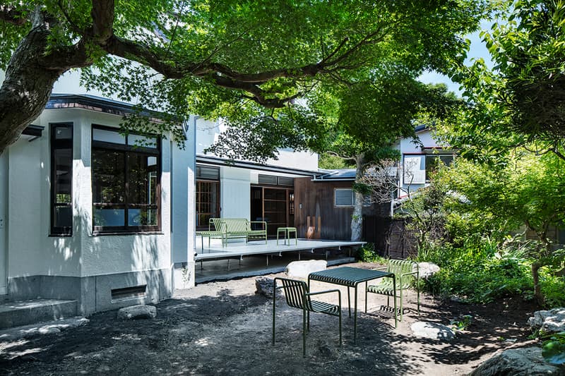 築80年を超える典型的な日本家屋を改修した鎌倉のオフィス兼住宅 非の打ち所のない和室や壁、天井の味わいを活かし、地面から60cm上がっている床の在り方に注目した「スキーマ建築計画」の匠な仕事 町を考えつつ、家具から建築までデザインする長坂常主宰の「スキーマ建築計画」が、鎌倉の緑豊かで閑静な住宅街の中にオフィス兼住宅を計画した。築80年を超える典型的な日本家屋を改修した『北条SANCI』は、壁、天井の味わいを活かすと同時に、性格分けをしたゾーニングを考慮する上で、地面から60cm上がった床の在り方に着目したという。西側には縁側を介して庭と繋がった非の打ち所のない和室、北東側には多様なレベル差のある板の間にキッチンを配置した共用空間があり、その間に特に特徴的な空間要素である玄関をそのまま中央まで拡張させた土間部分が存在。ひとつ基盤となる畳をベースにそれぞれの広さと素材、設置する家具を操作することで、上下左右多様な目線を生み、どこにいてもいつでも豊かな自然と活気を感じられる場を生み出すと同時に、その操作によって生まれた多様過ぎる表情を少しコントロールするべく、ところどころで無機質なグレイの家具を挿入している。 緩やかに繰り返される有機質と無機質の一定のコントラストが全体の表情をつなぎとめ、空間の多様性さをコントロールした「スキーマ建築計画」の匠な仕事の全貌を是非、上のフォトギャラリーから覗いてみてほしい。 「Toy’s Factory(トイズ ファクトリー)」の新社屋やロンドンで開催された『MR PORTER(ミスター ポーター)』x『BEAMS(ビームス)』の限定プログラムなど、「スキーマ建築計画」のその他のプロジェクトもあわせてご確認を。